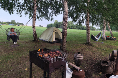 Смотрящая за шашлыком
